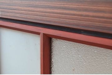 アンティーク建具　赤みがかった色合いが上質な和の雰囲気を演出するガラス帯戸1枚(引き戸、板戸)(R-082561)