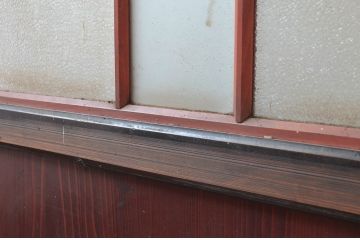 アンティーク建具　赤みがかった色合いが上質な和の雰囲気を演出するガラス帯戸1枚(引き戸、板戸)(R-082561)