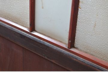 アンティーク建具　赤みがかった色合いが上質な和の雰囲気を演出するガラス帯戸1枚(引き戸、板戸)(R-082561)
