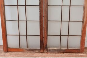 アンティーク建具　どこか懐かしい雰囲気感じるレトロな両開き窓1対2枚セット(扉、ガラス戸、ガラス扉)(R-082563)