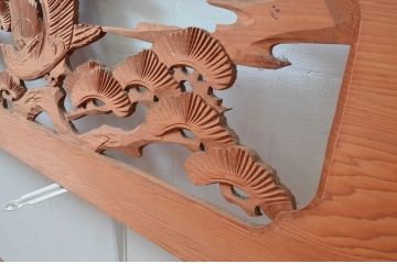 ビンテージ建具　鷹(タカ)と松の図柄が和の空間を演出してくれる彫刻欄間2枚セット(明かり取り、明り取り、ヴィンテージ)(R-082578)