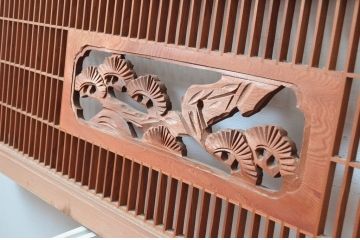 ビンテージ建具　彫刻入り　松竹梅が彫り込まれた縁起の良いデザインが魅力的な組子欄間2枚セット(明り取り、明かり取り、ヴィンテージ)(R-082579)