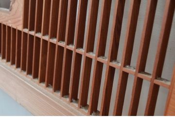 ビンテージ建具　彫刻入り　松竹梅が彫り込まれた縁起の良いデザインが魅力的な組子欄間2枚セット(明り取り、明かり取り、ヴィンテージ)(R-082579)