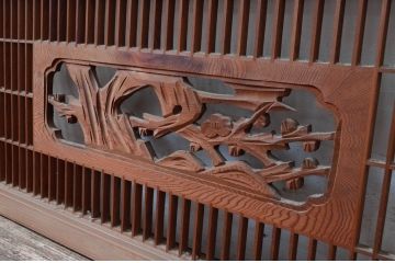 ビンテージ建具　彫刻入り　松竹梅が彫り込まれた縁起の良いデザインが魅力的な組子欄間2枚セット(明り取り、明かり取り、ヴィンテージ)(R-082579)