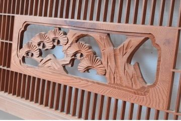 ビンテージ建具　彫刻入り　松竹梅が彫り込まれた縁起の良いデザインが魅力的な組子欄間2枚セット(明り取り、明かり取り、ヴィンテージ)(R-082579)