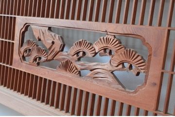 ビンテージ建具　彫刻入り　松竹梅が彫り込まれた縁起の良いデザインが魅力的な組子欄間2枚セット(明り取り、明かり取り、ヴィンテージ)(R-082579)