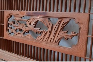 ビンテージ建具　彫刻入り　松竹梅が彫り込まれた縁起の良いデザインが魅力的な組子欄間2枚セット(明り取り、明かり取り、ヴィンテージ)(R-082579)