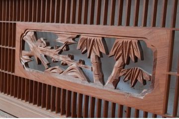 ビンテージ建具　彫刻入り　松竹梅が彫り込まれた縁起の良いデザインが魅力的な組子欄間2枚セット(明り取り、明かり取り、ヴィンテージ)(R-082579)