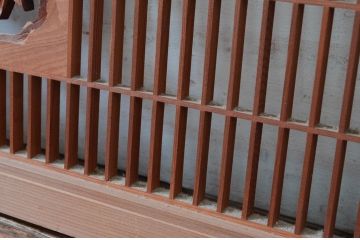 ビンテージ建具　彫刻入り　松竹梅が彫り込まれた縁起の良いデザインが魅力的な組子欄間2枚セット(明り取り、明かり取り、ヴィンテージ)(R-082579)