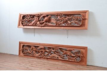 ビンテージ建具　高級品　厚手で大迫力!!　鷹(タカ)に松の図柄が目を惹かれる彫刻欄間2枚セット(明かり取り、明り取り、ヴィンテージ)(R-082582)