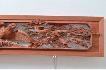 ビンテージ建具　高級品　厚手で大迫力!!　鷹(タカ)に松の図柄が目を惹かれる彫刻欄間2枚セット(明かり取り、明り取り、ヴィンテージ)(R-082582)
