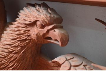 ビンテージ建具　高級品　厚手で大迫力!!　鷹(タカ)に松の図柄が目を惹かれる彫刻欄間2枚セット(明かり取り、明り取り、ヴィンテージ)(R-082582)
