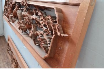 ビンテージ建具　高級品　厚手で大迫力!!　鷹(タカ)に松の図柄が目を惹かれる彫刻欄間2枚セット(明かり取り、明り取り、ヴィンテージ)(R-082582)