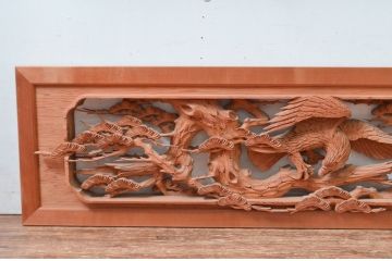 ビンテージ建具　高級品　厚手で大迫力!!　鷹(タカ)に松の図柄が目を惹かれる彫刻欄間2枚セット(明かり取り、明り取り、ヴィンテージ)(R-082582)