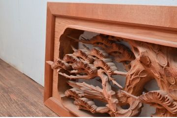 ビンテージ建具　高級品　厚手で大迫力!!　鷹(タカ)に松の図柄が目を惹かれる彫刻欄間2枚セット(明かり取り、明り取り、ヴィンテージ)(R-082582)