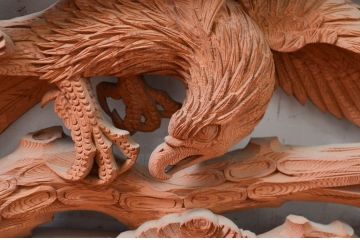 ビンテージ建具　高級品　厚手で大迫力!!　鷹(タカ)に松の図柄が目を惹かれる彫刻欄間2枚セット(明かり取り、明り取り、ヴィンテージ)(R-082582)