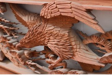 ビンテージ建具　高級品　厚手で大迫力!!　鷹(タカ)に松の図柄が目を惹かれる彫刻欄間2枚セット(明かり取り、明り取り、ヴィンテージ)(R-082582)