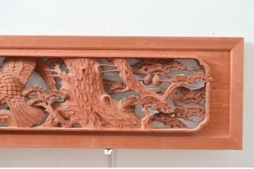 ビンテージ建具　高級品　厚手で大迫力!!　鷹(タカ)に松の図柄が目を惹かれる彫刻欄間2枚セット(明かり取り、明り取り、ヴィンテージ)(R-082582)