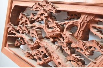 ビンテージ建具　高級品　厚手で大迫力!!　鷹(タカ)に松の図柄が目を惹かれる彫刻欄間2枚セット(明かり取り、明り取り、ヴィンテージ)(R-082582)