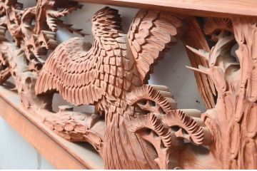 ビンテージ建具　高級品　厚手で大迫力!!　鷹(タカ)に松の図柄が目を惹かれる彫刻欄間2枚セット(明かり取り、明り取り、ヴィンテージ)(R-082582)