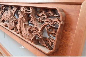 ビンテージ建具　高級品　厚手で大迫力!!　鷹(タカ)に松の図柄が目を惹かれる彫刻欄間2枚セット(明かり取り、明り取り、ヴィンテージ)(R-082582)