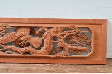 ビンテージ建具　高級品　厚手で大迫力!!　鷹(タカ)に松の図柄が目を惹かれる彫刻欄間2枚セット(明かり取り、明り取り、ヴィンテージ)(R-082582)