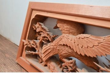 ビンテージ建具　高級品　厚手で大迫力!!　鷹(タカ)に松の図柄が目を惹かれる彫刻欄間2枚セット(明かり取り、明り取り、ヴィンテージ)(R-082582)