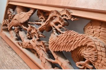ビンテージ建具　高級品　厚手で大迫力!!　鷹(タカ)に松の図柄が目を惹かれる彫刻欄間2枚セット(明かり取り、明り取り、ヴィンテージ)(R-082582)