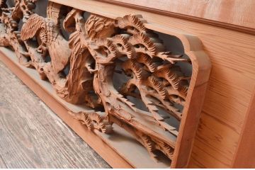 ビンテージ建具　高級品　厚手で大迫力!!　鷹(タカ)に松の図柄が目を惹かれる彫刻欄間2枚セット(明かり取り、明り取り、ヴィンテージ)(R-082582)