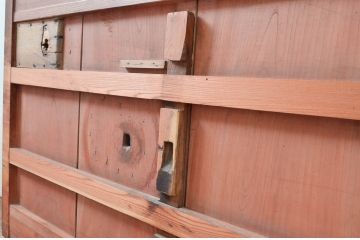 アンティーク建具　上手物!!　総欅(ケヤキ)材　凝った作りの北陸産格子蔵戸1枚(引き戸、格子戸、玄関戸)(R-082586)