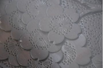 中古　超美品　元祖軽井沢彫　大坂屋家具店　随所に施された桜の彫りに目を奪われる大型ダイニングテーブル(軽井沢彫り、食卓、作業台、4人掛け、6人掛け、4人用、6人用)(定価約120万円)(R-082594)