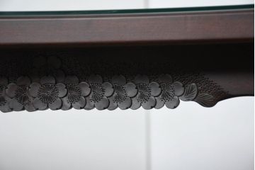 中古　超美品　元祖軽井沢彫　大坂屋家具店　随所に施された桜の彫りに目を奪われる大型ダイニングテーブル(軽井沢彫り、食卓、作業台、4人掛け、6人掛け、4人用、6人用)(定価約120万円)(R-082594)
