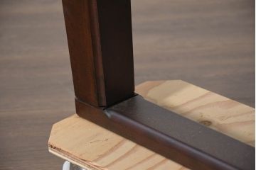 中古　超美品　元祖軽井沢彫　大坂屋家具店　随所に施された桜の彫りに目を奪われる大型ダイニングテーブル(軽井沢彫り、食卓、作業台、4人掛け、6人掛け、4人用、6人用)(定価約120万円)(R-082594)