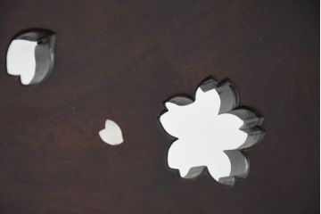 中古　超美品　元祖軽井沢彫　大坂屋家具店　繊細な桜の彫りが見事なKチェア4脚セット(軽井沢彫り、ダイニングチェア、椅子、イス、透かし彫り、バラ売り可能)(定価4脚で約100万円)(R-082595)