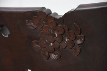 中古　超美品　元祖軽井沢彫　大坂屋家具店　繊細な桜の彫りが見事なKチェア4脚セット(軽井沢彫り、ダイニングチェア、椅子、イス、透かし彫り、バラ売り可能)(定価4脚で約100万円)(R-082597)