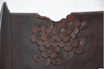 中古　超美品　元祖軽井沢彫　大坂屋家具店　繊細な桜の彫りが見事なKチェア4脚セット(軽井沢彫り、ダイニングチェア、椅子、イス、透かし彫り、バラ売り可能)(定価4脚で約100万円)(R-082597)