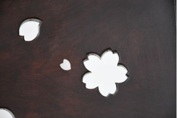 中古　超美品　元祖軽井沢彫　大坂屋家具店　繊細な桜の彫りが見事なKチェア4脚セット(軽井沢彫り、ダイニングチェア、椅子、イス、透かし彫り、バラ売り可能)(定価4脚で約100万円)(R-082597)