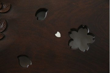 中古　超美品　元祖軽井沢彫　大坂屋家具店　繊細な桜の彫りが見事なKチェア4脚セット　定価(4脚合計)約100万円　(R-082597)