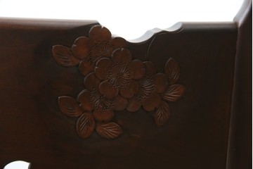 中古　超美品　元祖軽井沢彫　大坂屋家具店　繊細な桜の彫りが見事なKチェア4脚セット　定価(4脚合計)約100万円　(R-082597)