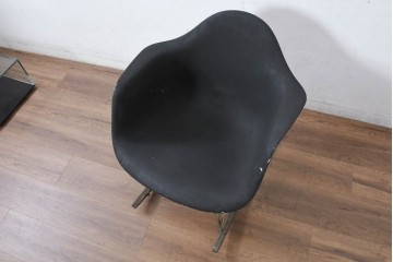 【簡易リペア限定品】アメリカビンテージ　Hermanmiller(ハーマンミラー)　イームズシェルアームチェア　ロッカーベース　黒で塗り直しあり　シンプルなフォルムと深みのあるブラックカラーが特徴のロッキングチェア　(R-082598)