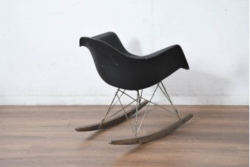 【簡易リペア限定品】アメリカビンテージ　Hermanmiller(ハーマンミラー)　イームズシェルアームチェア　ロッカーベース　黒で塗り直しあり　シンプルなフォルムと深みのあるブラックカラーが特徴のロッキングチェア　(R-082598)