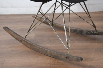 【簡易リペア限定品】アメリカビンテージ　Hermanmiller(ハーマンミラー)　イームズシェルアームチェア　ロッカーベース　黒で塗り直しあり　シンプルなフォルムと深みのあるブラックカラーが特徴のロッキングチェア　(R-082598)
