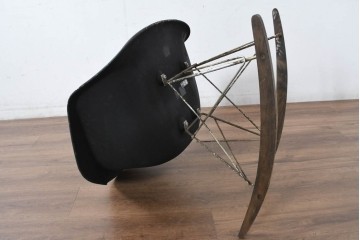 【簡易リペア限定品】アメリカビンテージ　Hermanmiller(ハーマンミラー)　イームズシェルアームチェア　ロッカーベース　黒で塗り直しあり　シンプルなフォルムと深みのあるブラックカラーが特徴のロッキングチェア　(R-082598)