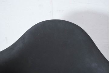 【簡易リペア限定品】アメリカビンテージ　Hermanmiller(ハーマンミラー)　イームズシェルアームチェア　ロッカーベース　黒で塗り直しあり　シンプルなフォルムと深みのあるブラックカラーが特徴のロッキングチェア　(R-082598)