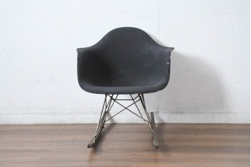 【簡易リペア限定品】アメリカビンテージ　Hermanmiller(ハーマンミラー)　イームズシェルアームチェア　ロッカーベース　黒で塗り直しあり　シンプルなフォルムと深みのあるブラックカラーが特徴のロッキングチェア　(R-082598)