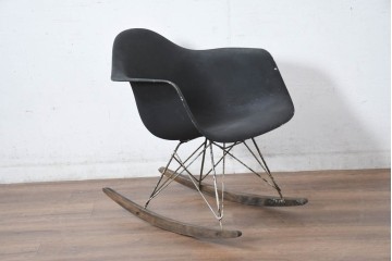 【簡易リペア限定品】アメリカビンテージ　Hermanmiller(ハーマンミラー)　イームズシェルアームチェア　ロッカーベース　黒で塗り直しあり　シンプルなフォルムと深みのあるブラックカラーが特徴のロッキングチェア　(R-082598)