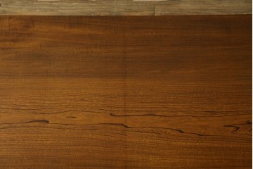 中古　美品　極厚天板　栓材　一枚板　側面玉杢材　深みのある杢目と艶やかな質感が美しいテーブルトップ　(R-082601)