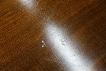 中古　美品　極厚天板　栓材　一枚板　側面玉杢材　深みのある杢目と艶やかな質感が美しいテーブルトップ　(R-082601)