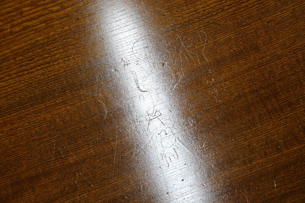 中古　美品　極厚天板　栓材　一枚板　側面玉杢材　深みのある杢目と艶やかな質感が美しいテーブルトップ　(R-082601)