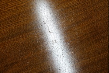 中古　美品　極厚天板　栓材　一枚板　側面玉杢材　深みのある杢目と艶やかな質感が美しいテーブルトップ　(R-082601)
